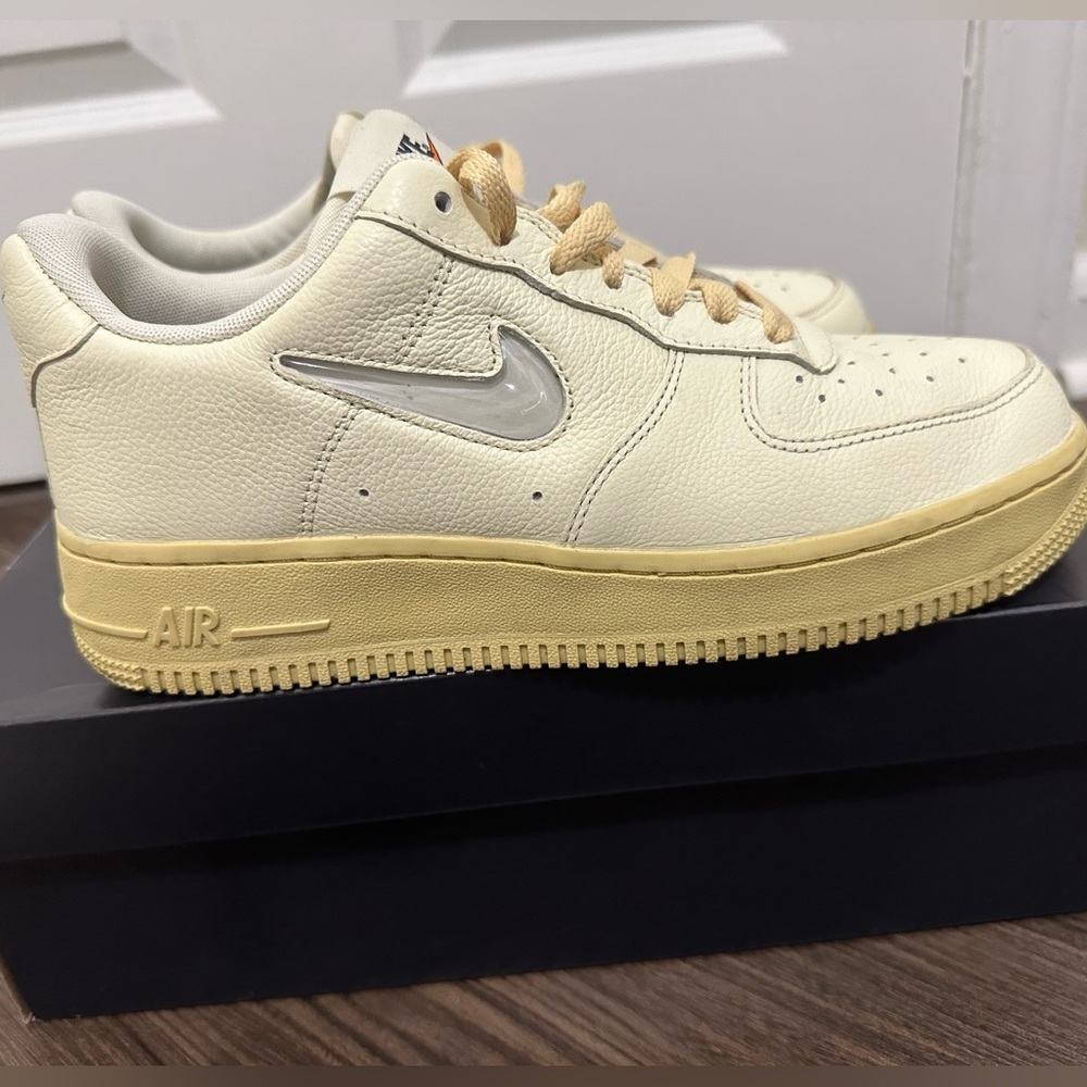 Nike Women’s Air Force 1 ‘07 LX ‘Coconut Milk/Light Bone’ Size 8